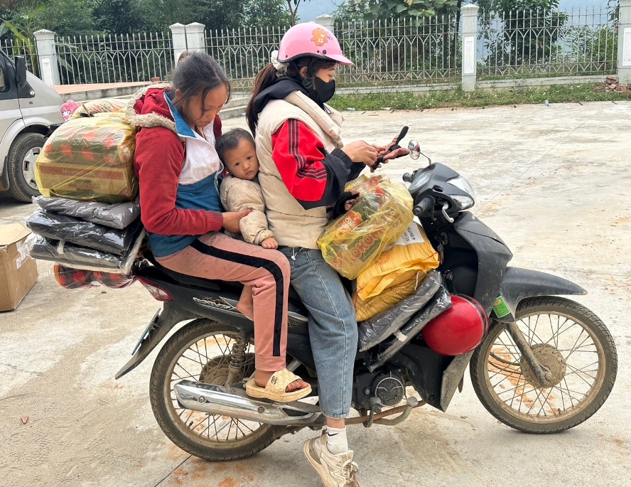 A group of people on a motorcycle

Description automatically generated