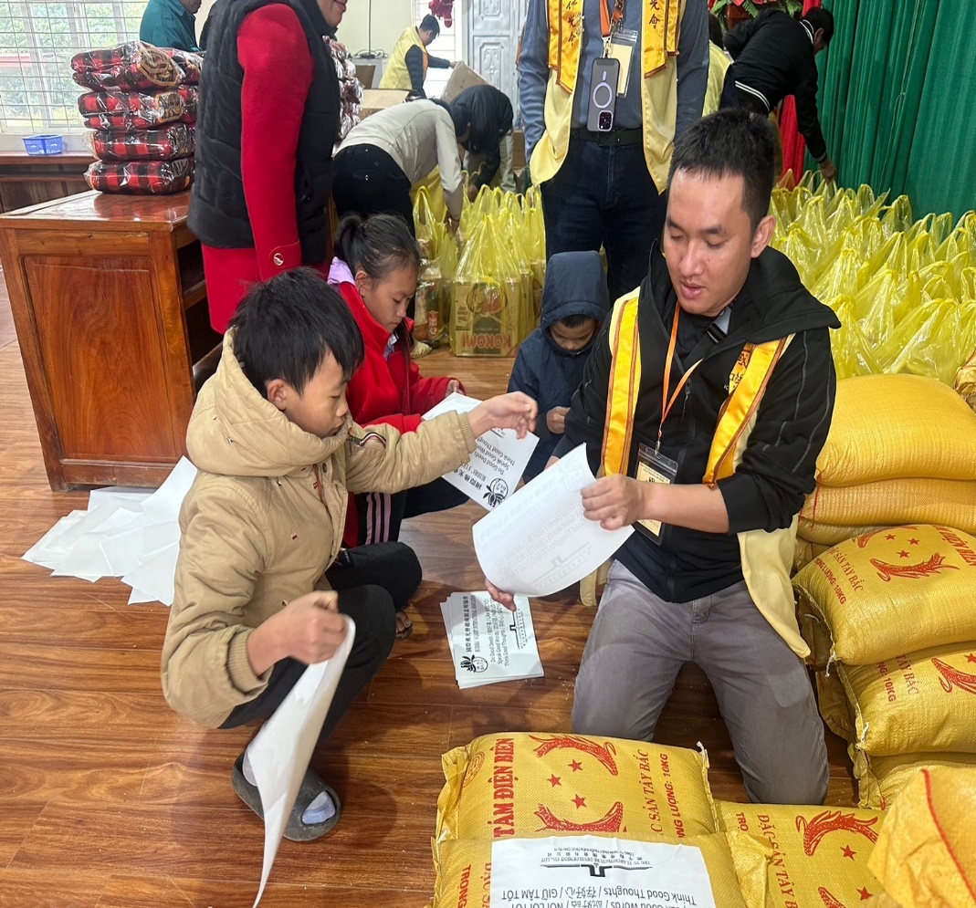 A person and child sitting on the floor with bags of food

Description automatically generated