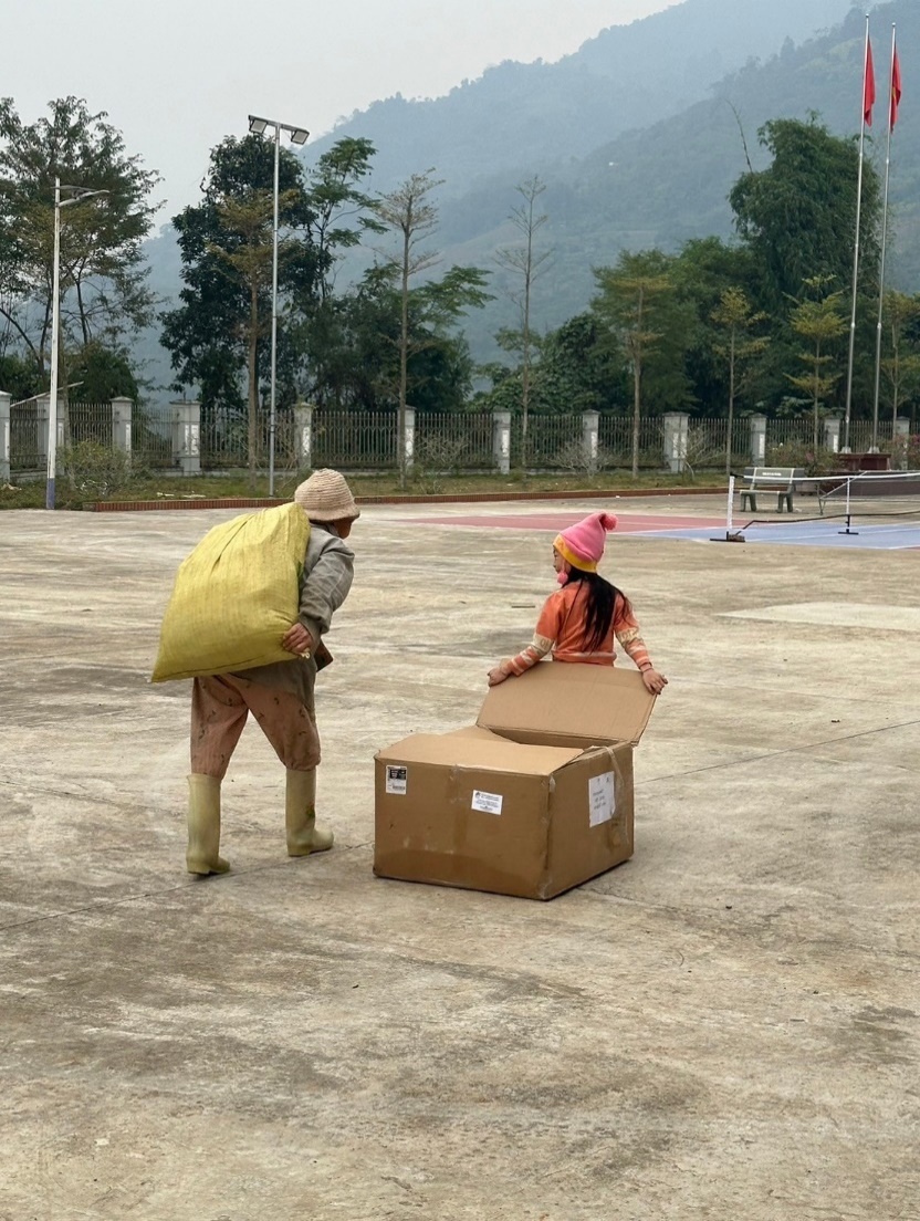 A person and person unpacking a box

Description automatically generated