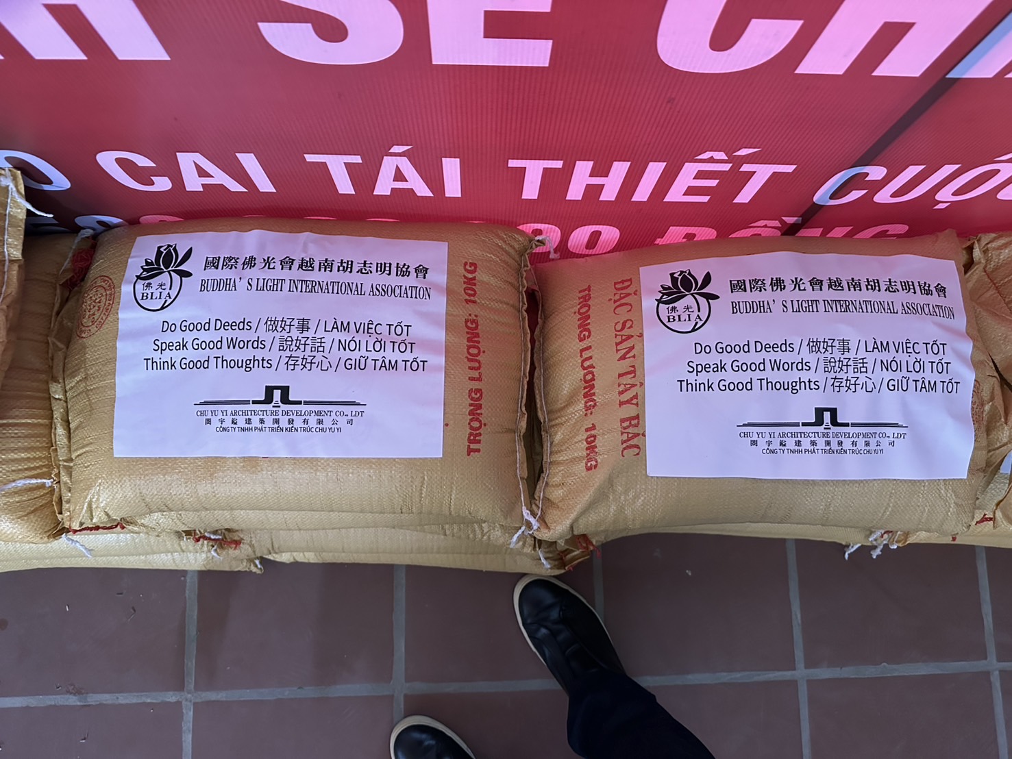Bags of sandbags with white paper on them

Description automatically generated with medium confidence