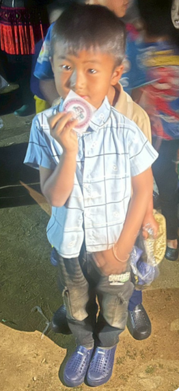 A child holding a chip

AI-generated content may be incorrect.