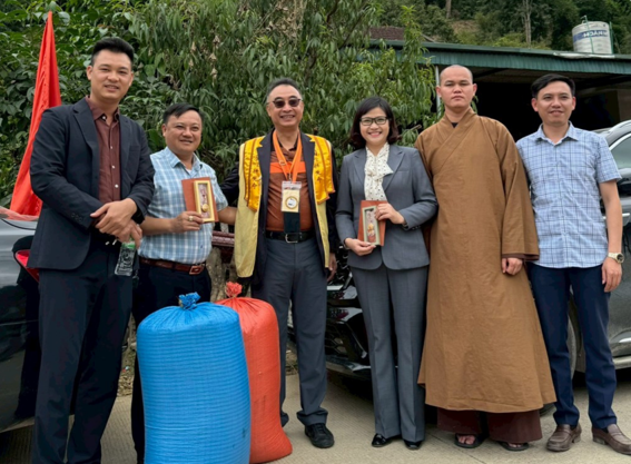 A group of people posing for a photo

AI-generated content may be incorrect.