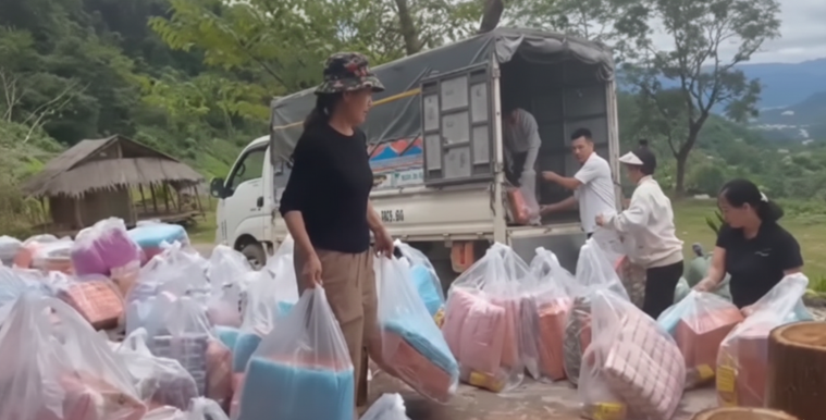 A person carrying bags of food

AI-generated content may be incorrect.