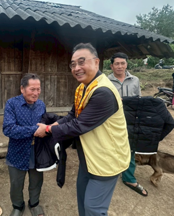 A person shaking hands with other men

AI-generated content may be incorrect.